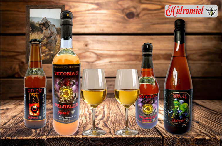 Botellas de Hidromiel Victoria o Valhalla, Un Ojo y 7000 AC y dos copas servidas sobre una mesa de madera rustica.